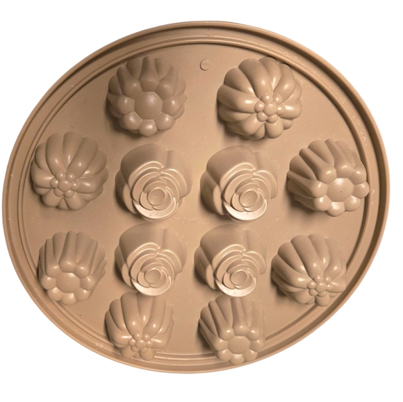 The PAMPERED CHEF Silicone Floral Cupcake Pan Baking Tool Ice Cream Mold 1613 - Picture 1 of 7